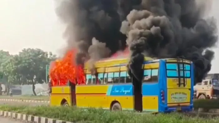 आग की लपटों में धू-धू कर जली निजी कंपनी की बस