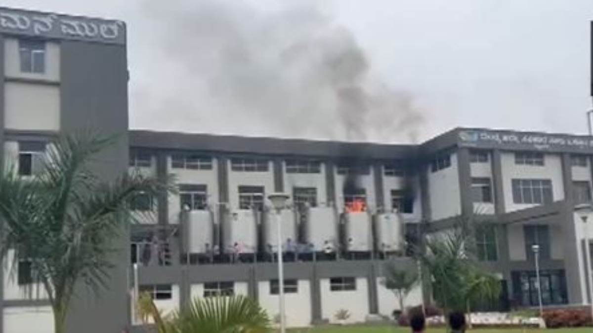https://www.jagranimages.com/images/newimg/08102023/08_10_2023-mandya_fire_23550479_114559890.jpg