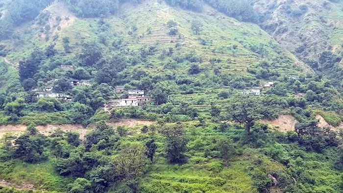 Kotdwar: लैंसडौन के बेडहाट छोटा गांव में महज शोपीस बनकर रह गया मोबाइल