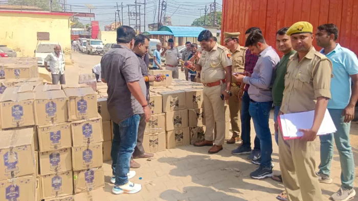 आबकारी विभाग और पुलिस टीम ने पकड़ी 30 लाख की अवैध शराब।