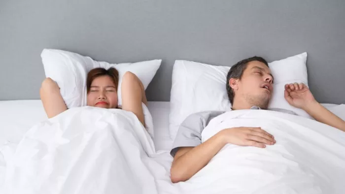 स्नोरिंग की परेशानी में मददगार हैं ये उपाय
