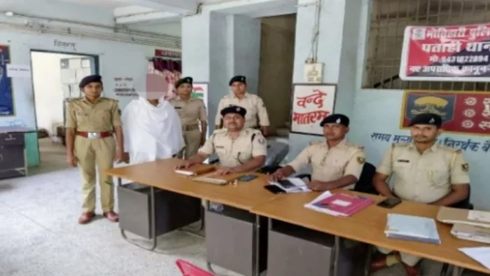 पताही थानाध्यक्ष के साथ गिरफ्तार महिला आरोपी। जागरण