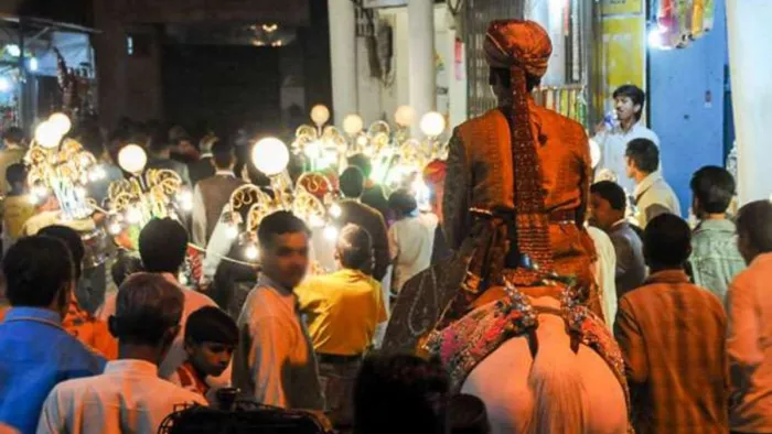 खाना कम पड़ा तो एक-दूसरे पर लाठी-डंडे लेकर टूट पड़े घराती और बाराती - प्रतीकात्मक तस्वीर।