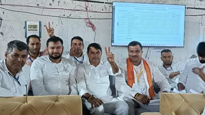 विजयी चिन्ह बनाए हुए कांग्रेस प्रत्याशी इंदुराज नरवाल और साथ में बैठे भाजपा प्रत्याशी प्रदीप सांगवान।