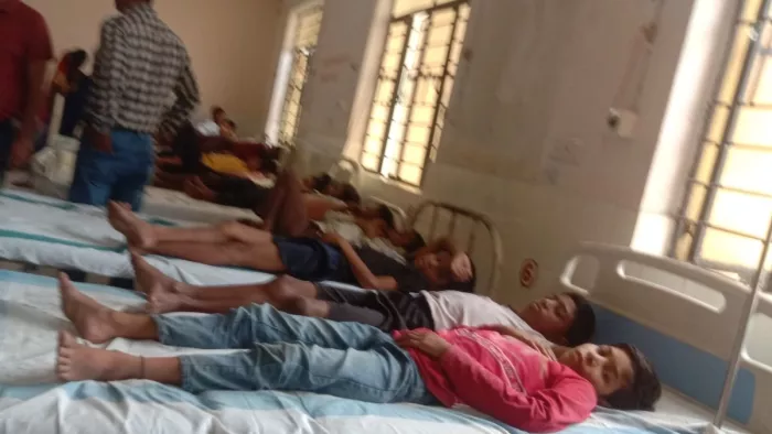 कुर्था के आवासीय विद्यालय में विषाक्त भोजन खाने से 70 बच्चे बीमार।