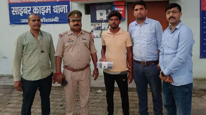 पुलिस गिरफ्त में एंटी करप्शन अधिकारी बन ठगी करने वाला आरोपी। सौ. पु. मी. सेल।