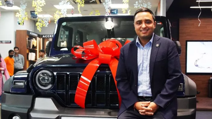 Mahindra Thar Roxx का ‘VIN 0001’ को आकाश मिंडा ने नीलामी में जीता।