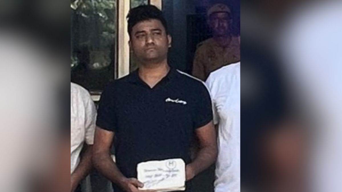 https://www.jagranimages.com/images/newimg/08102024/08_10_2024-man_arrests_with_ganja_agra_23811845.jpg