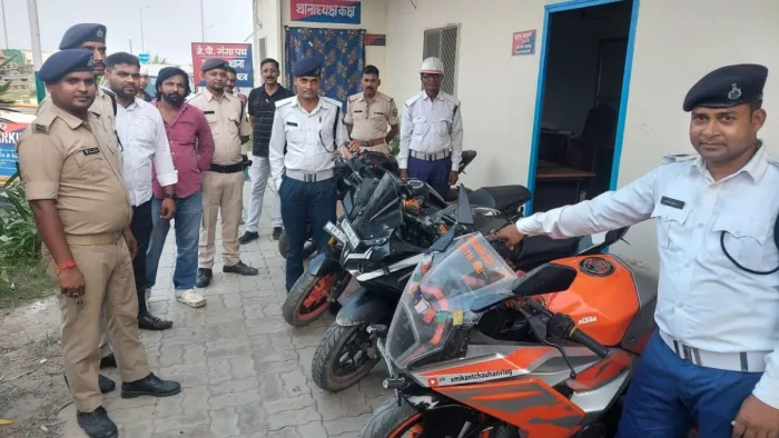 स्टंटबाजी में जब्त बाइक के साथ ट्रैफिक थाने के पुलिसकर्मी। जागरण