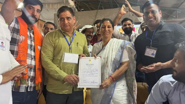 रिटर्निंग अधिकारी से जीत का प्रमाणपत्र लेती राई की विधायक कृष्णा गहलावत।