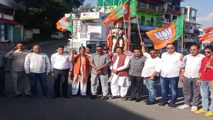नई टिहरी हनुमान चौक पर भाजपा की जीत पर खुशी मनाते भाजपाई।