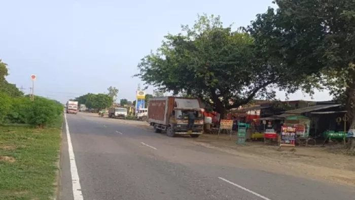 हाईवे की पटरियों पर अवैध ढंग से कारोबार, खतरे की परवाह नहीं