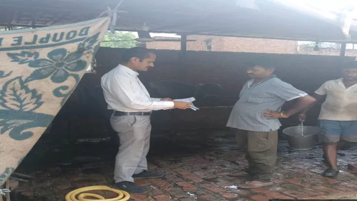 गोबर बहाने वालों पर नगर-निगम की सख्ती, 6 डेयरी संचालकों को जारी किए गए सीलिंग नोटिस