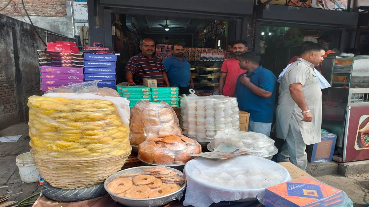 kaithal markets buzzed with karwa chauth celebrations women shoppers thronging the market sweet shops special arrangements