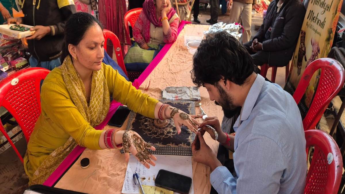 mehndi artists are making money in the markets for karva chauth charging between rs 150 and rs2000
