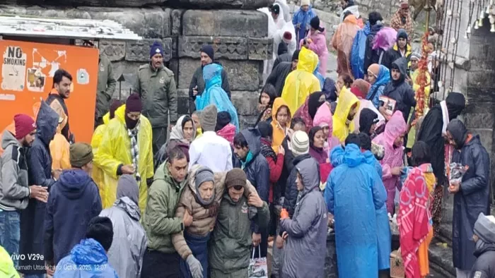 केदारनाथ में बर्फबारी के बीच असमर्थ यात्रियों को सुगमता से दर्शन कराते पुलिस के जवान । जागरण