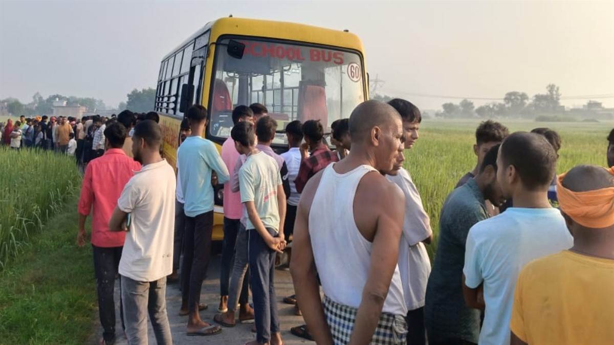 ghazipur teen killed by school bus while using mobile phone