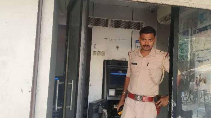 क्षतिग्रस्त एटीएम की जांच कर बाहर निकलते थानाध्यक्ष l जागरण