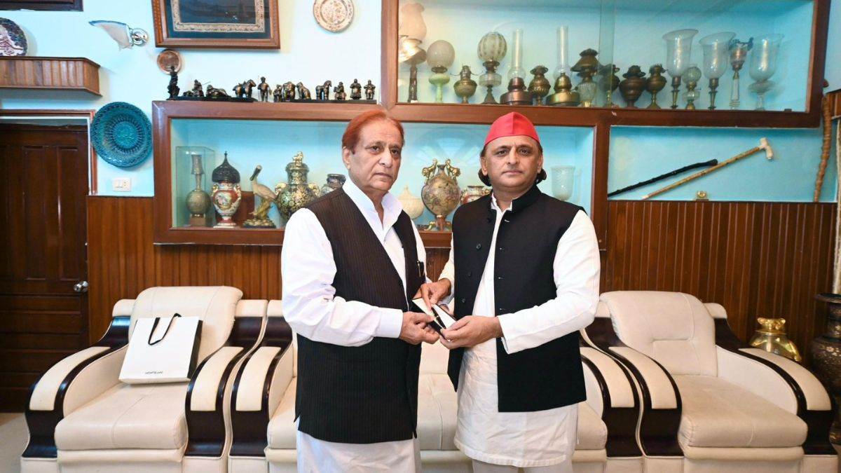 akhilesh yadav meets azam khan promises to withdraw cases