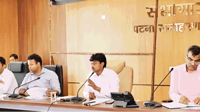 पटना DM ने नेताओं को पढ़ाया आचार संहिता का पाठ