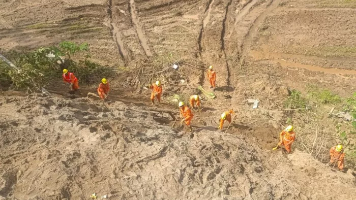 बिलासपुर में पहाड़ दरकने से हुए हादसे के बाद सर्च अभियान में जुटे एनडीआरएफ जवान। जागरण