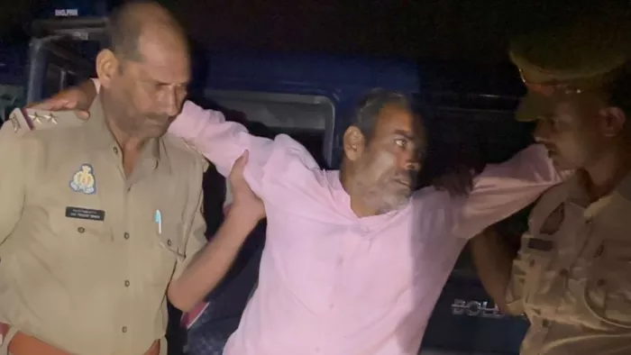 पुलिस टीम ने संयुक्त अभियान में मुठभेड़ के दौरान एक पशु तस्कर को गिरफ्तार किया है।