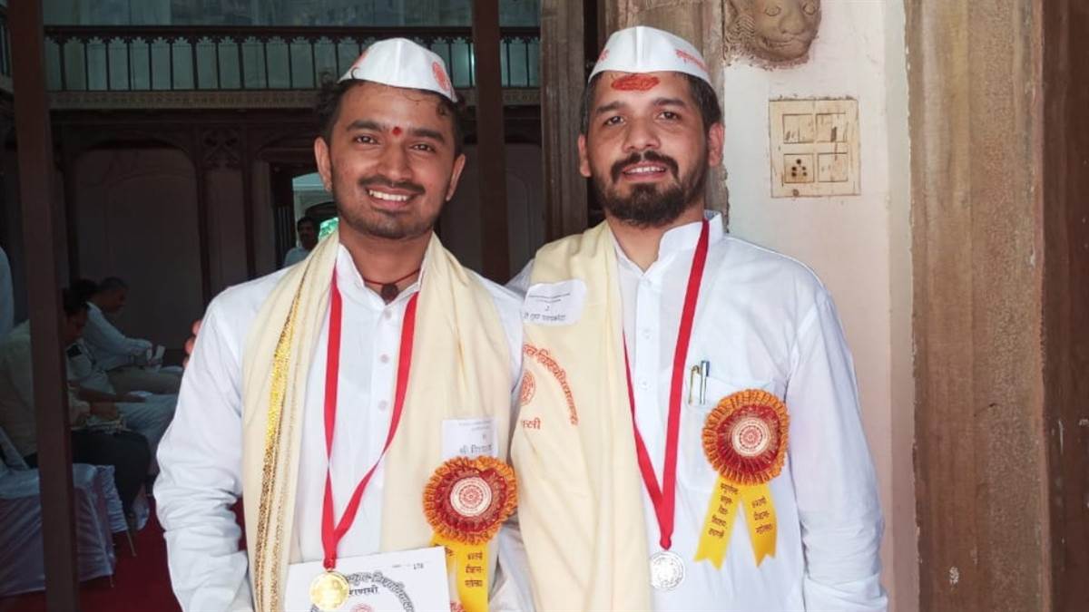 varanasi guru and disciple honored together at sanskrit university varanasi