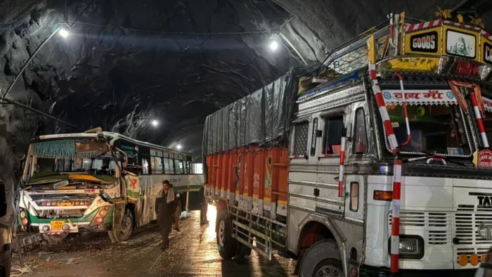 औट टनल में दुर्घटनाग्रस्त हुई एचआरटीसी बस। जागरण