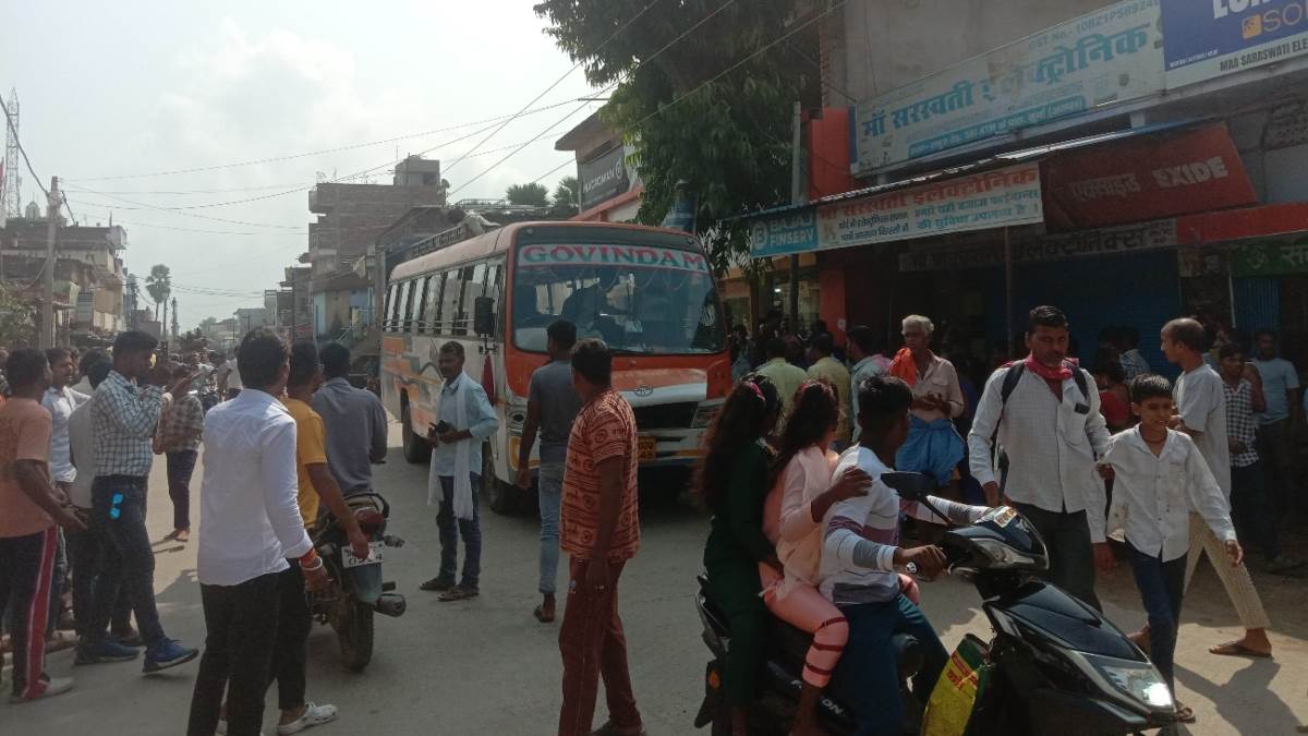 jahanabad news two passengers electrocuted on bus roof