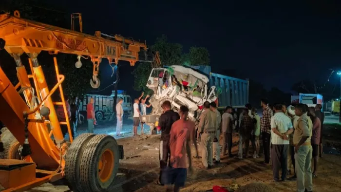 हादसे के बाद डंपर को क्रेन से किनारे करवाते पुलिस कमी। जागरण