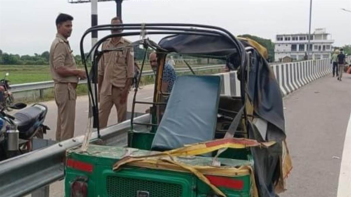 auto accident in chaubepur four injured on highway