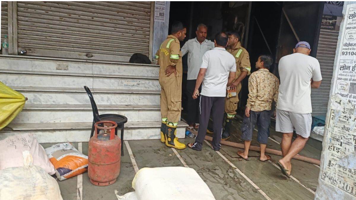 kanpur fire blaze erupts near goldy house firefighters respond
