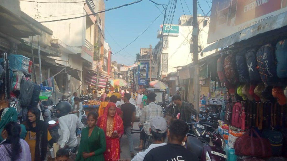 karwa chauth shopping married womens market rush in pilibhit