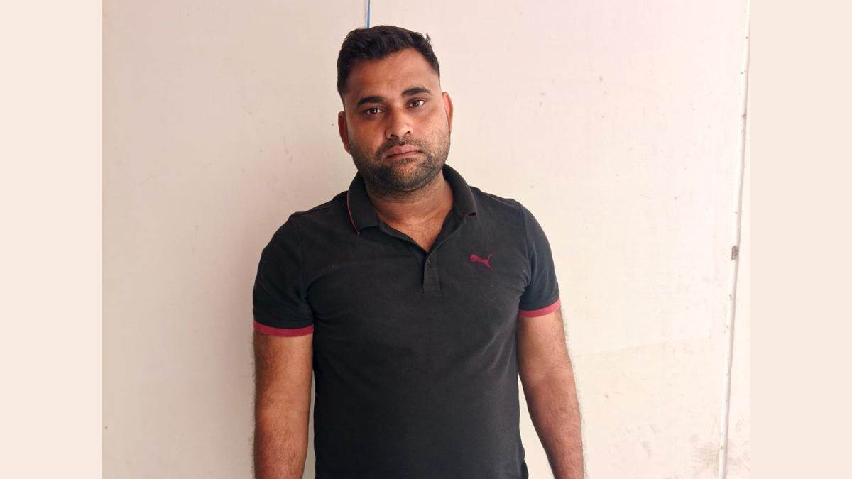 firozabad loot case absconding policeman manoj arrested with 5 lakh naresh shot dead in encounter