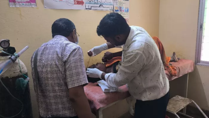 आपसी विवाद में दबंगों ने लाठी-डंडे से महिला का फोड़ा सिर, हालत गंभीर।