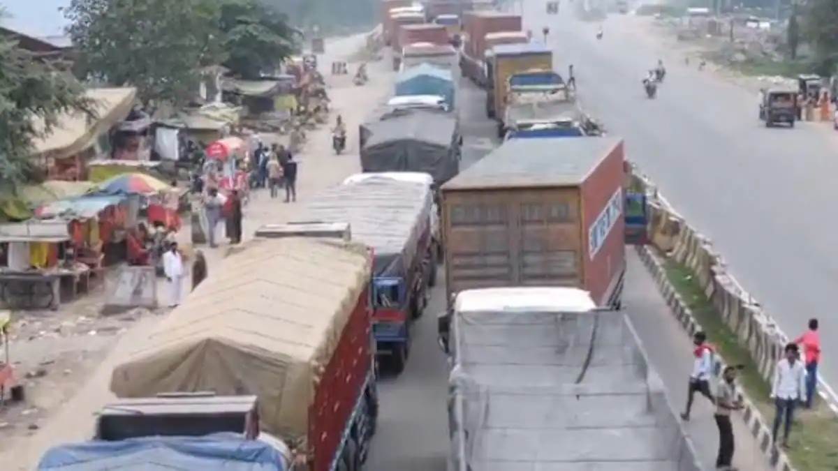 bihar massive traffic jam on delhi kolkata highway after heavy rain