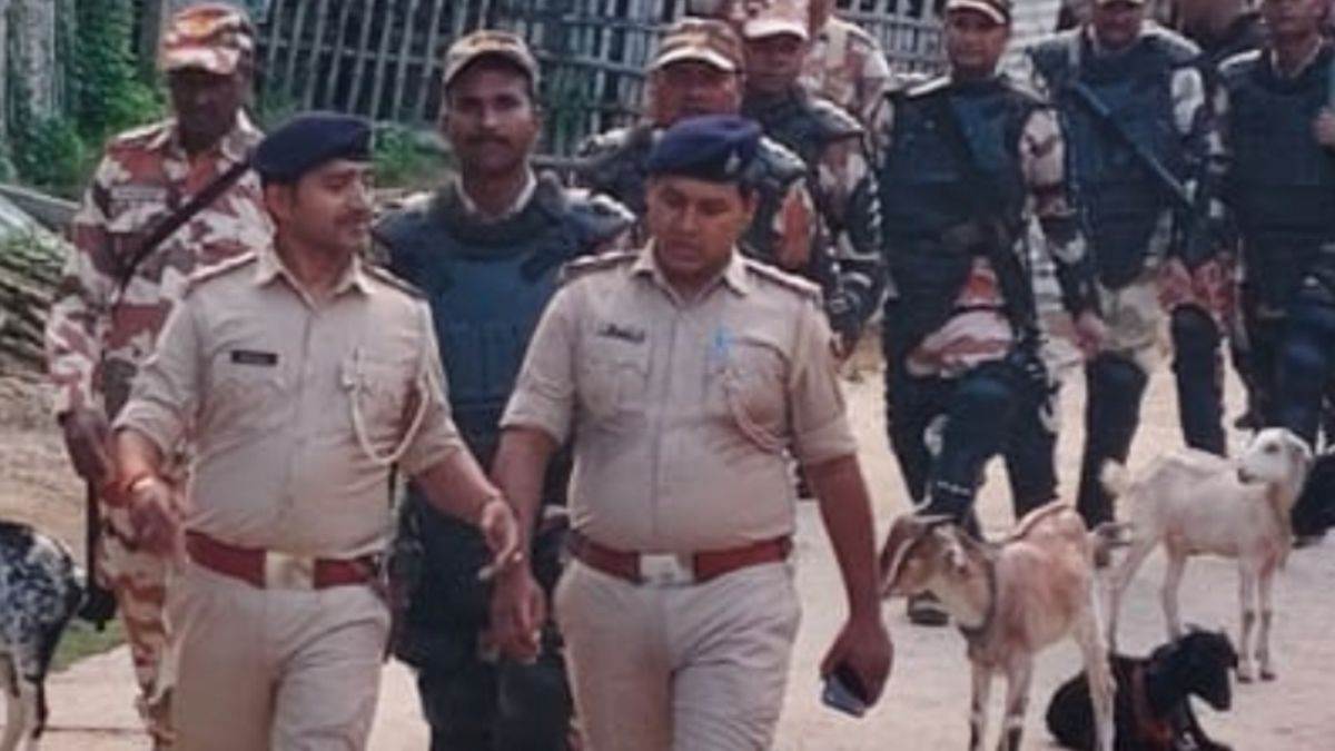 saran police conducts area domination for peaceful bihar election2025