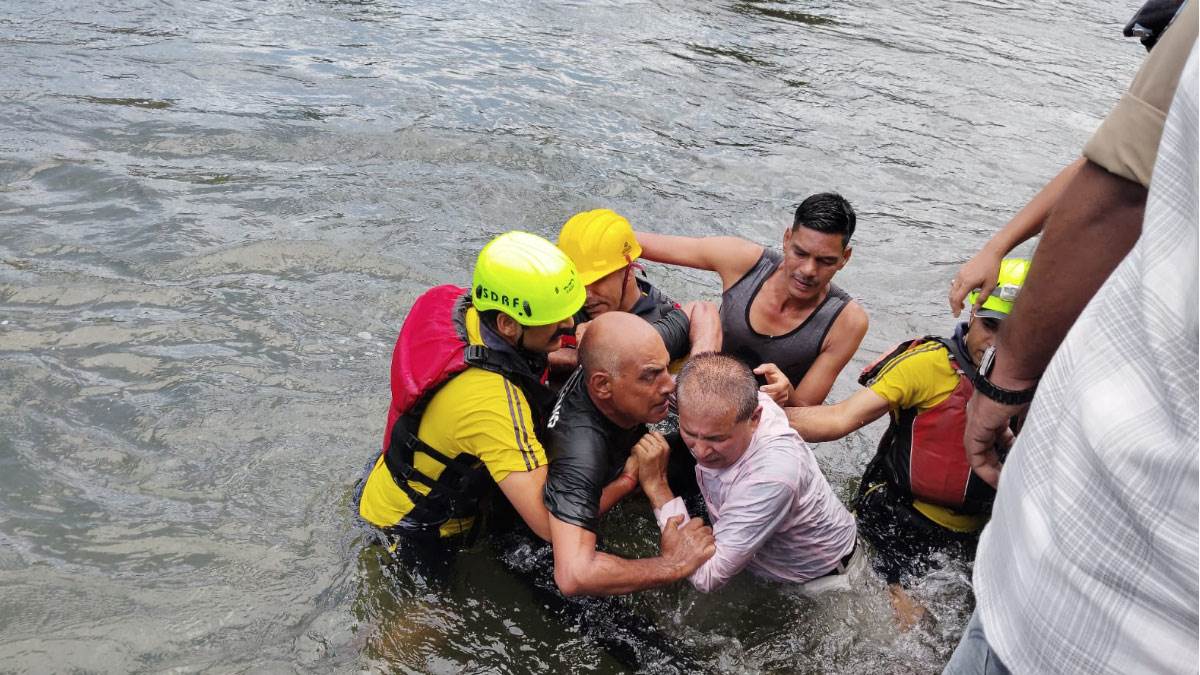 uttarakhand jal satyagraha protesters jump into ramganga river demanding better healthcare
