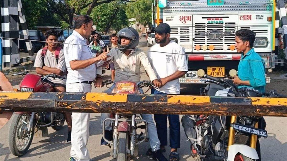 hathras news in hindi railway crossing closure 12 hour disruption for repairs