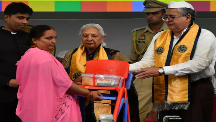 राज्यपाल आनंदीबेन पटेल ने आंगनबाड़ी कार्यकर्ताओं को बांटी फर्स्ट एंड बेसिक किट।
