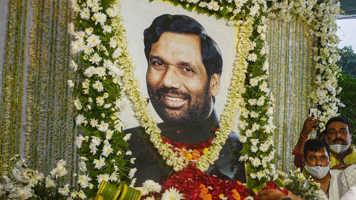many leaders including the prime minister and the chief minister paid tribute to ram vilas paswan