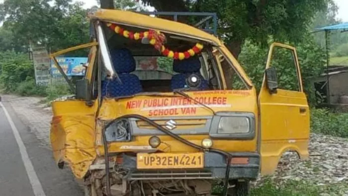 डीसीएम ट्रक ने स्कूल वैन में मारी टक्कर