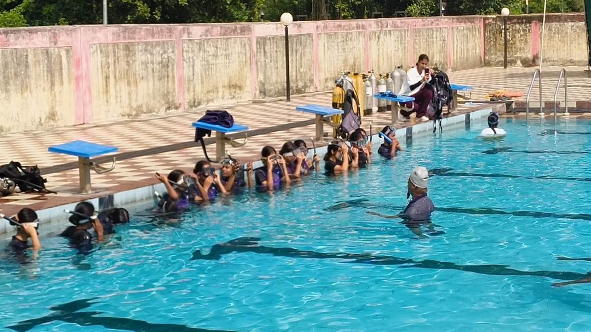 varanasi news ncc cadets trained in scuba diving varanasi samachar