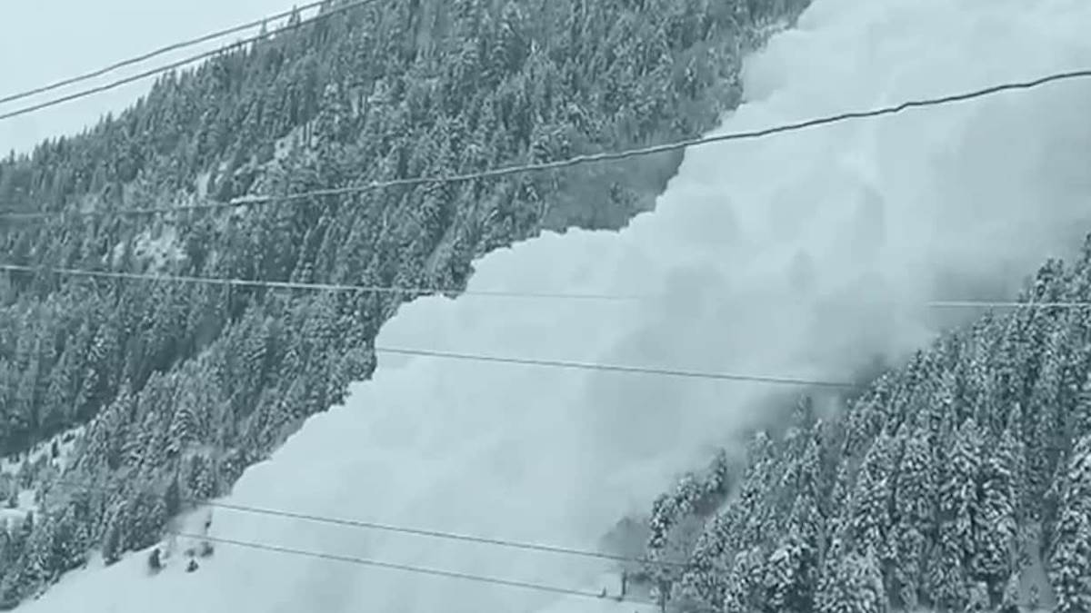 avalanche in kokernag soldiers missing during anti terror op in kashmir