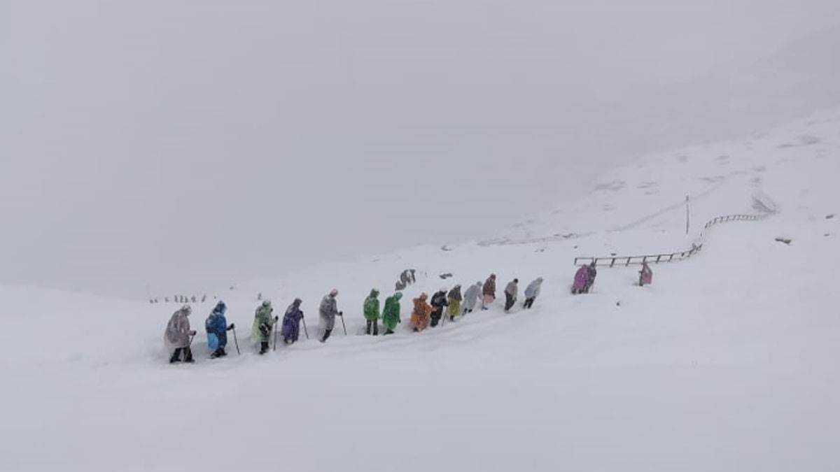 tourists stranded in santopath snowfall rescue operation underway