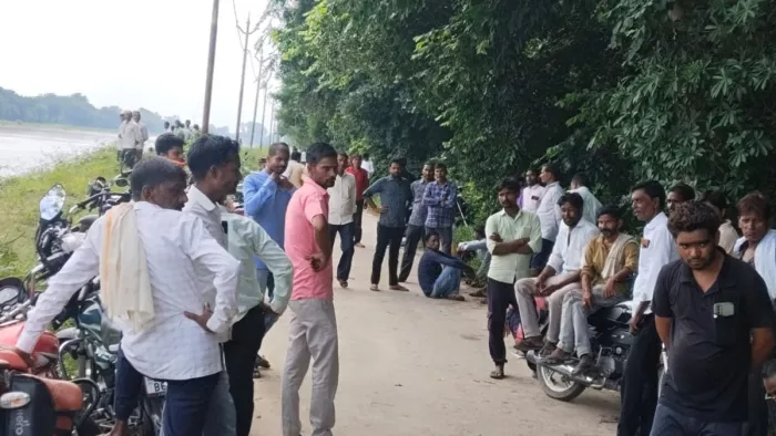 गोताखोरों की मदद से तलाश में जुटी पुलिस व ग्रामीण।