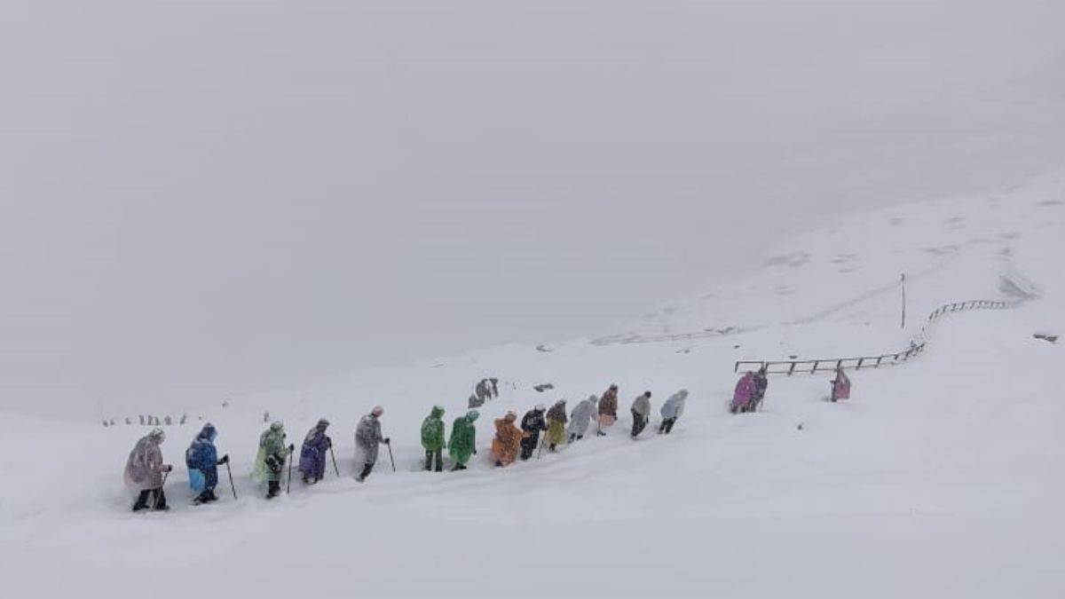 chamoli landslide alert hemkund sahib yatra suspended pilgrims stranded