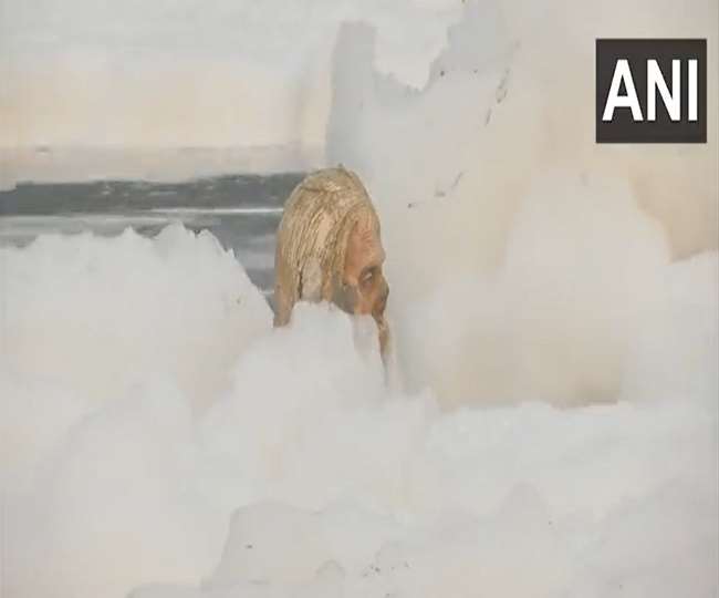 Delhi Toxic Foam: यमुना नदी की टाक्सिक झाग वाली तस्वीरें देखकर नामी फिल्ममेकर ने भी किया ट्वीट