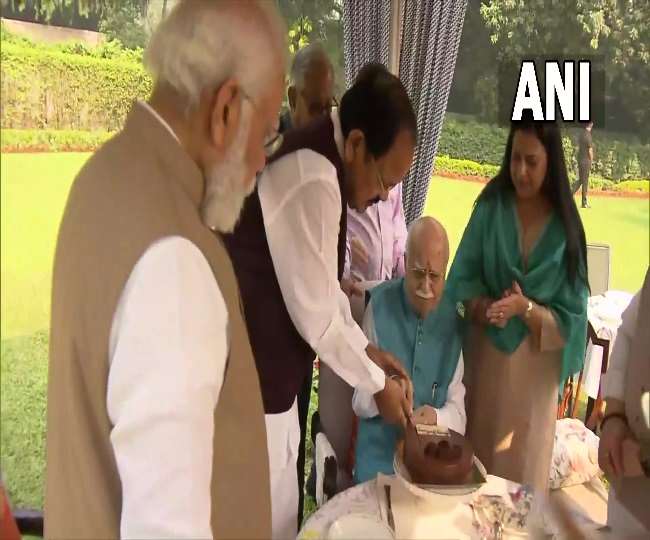lk advani birthday 2021 photos pm modi reach his residence today cake but by senior leader
