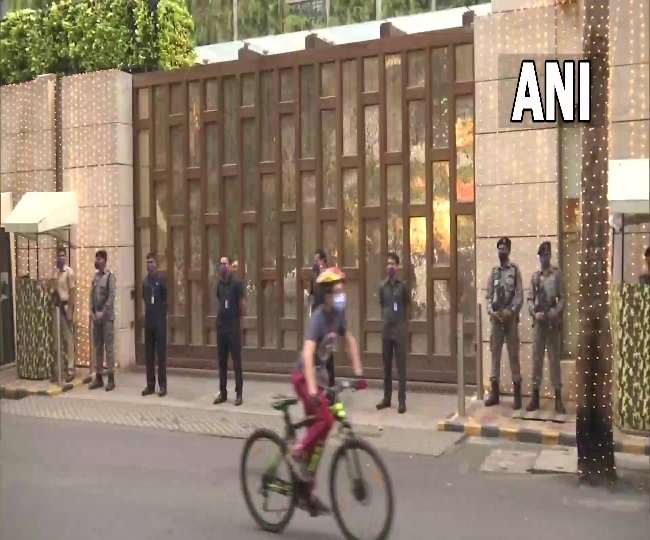 मुकेश अंबानी के आवास 'एंटीलिया' के बाहर सुरक्षा कड़ी कर दी गई है।